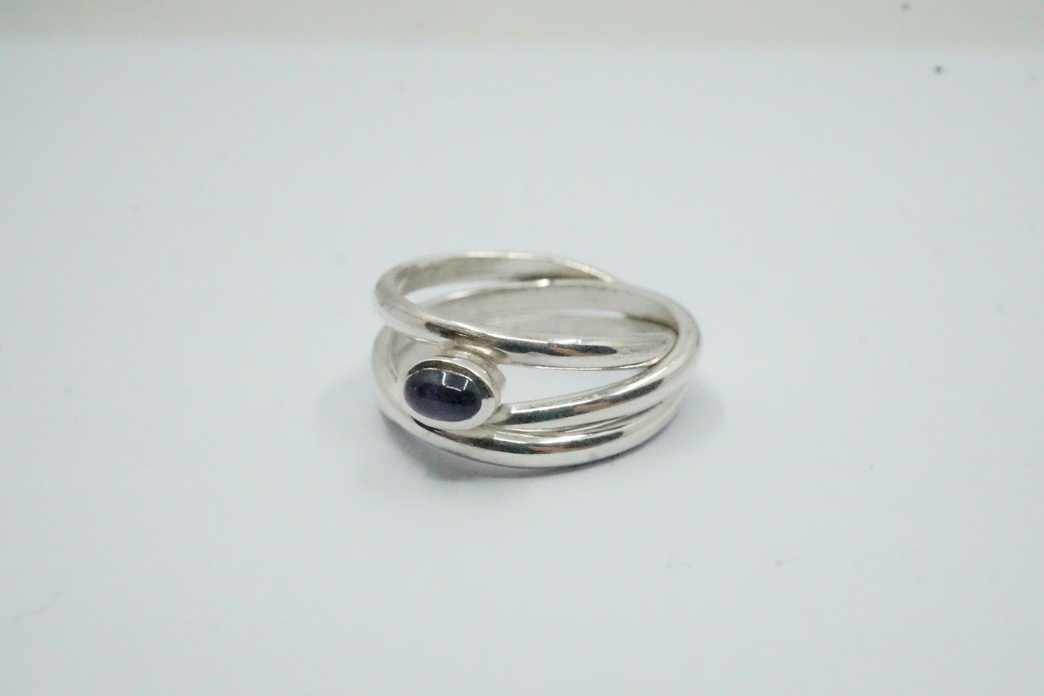 Nest ring three strand with oval 6x3mm blue iolite β Amabis