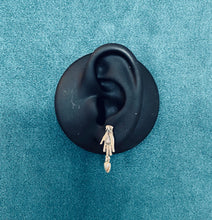 Load image into Gallery viewer, Hand stud with heart drop
