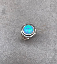 Load image into Gallery viewer, Round Opal ring
