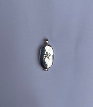 Load image into Gallery viewer, OVAL LOCKET with silver initial
