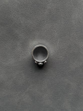 Load image into Gallery viewer, Three stone concave band ring
