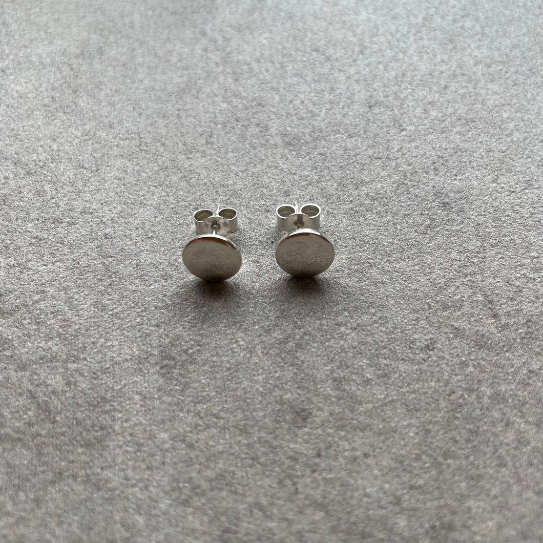 Simple disc stud earring