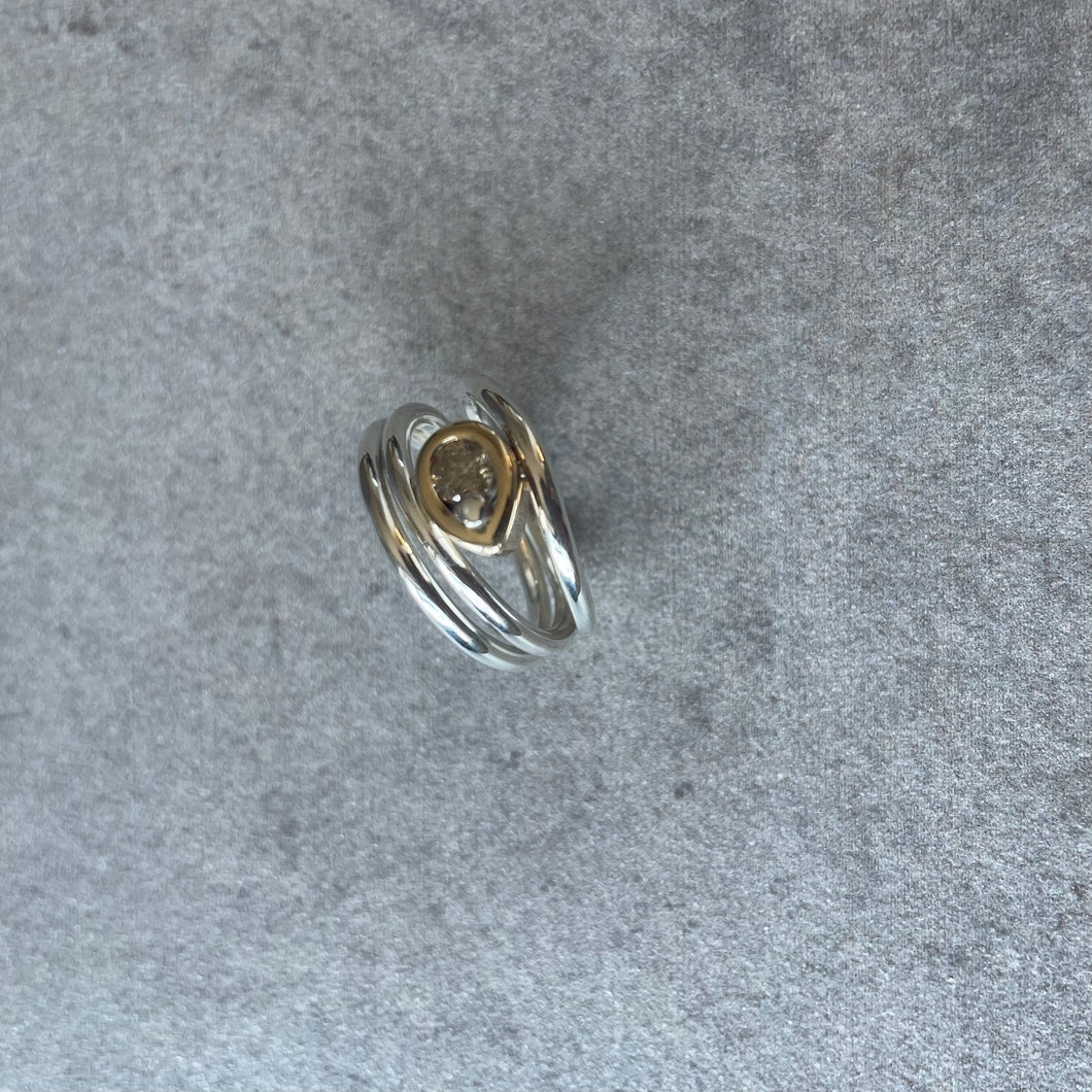Ring. Salt and pepper diamond single stone
