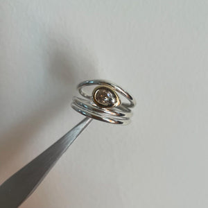 Ring. Salt and pepper diamond single stone